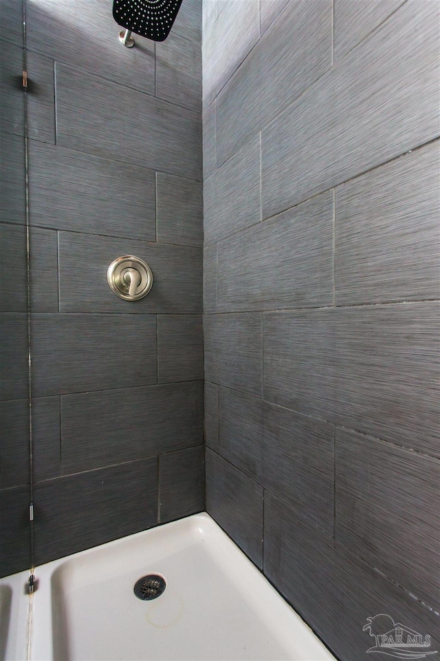 7402 Viewcrest Dr, Pensacola, FL 32504 - bathroom featuring a tile shower