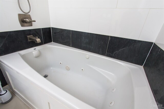 7402 Viewcrest Dr, Pensacola, FL 32504 - full bathroom with a whirlpool tub