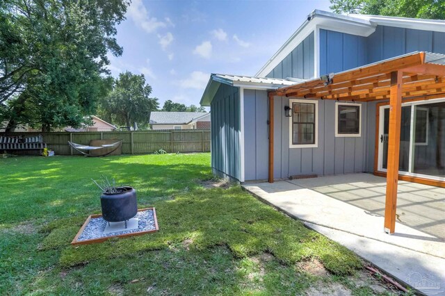 7402 Viewcrest Dr, Pensacola, FL 32504 - view of yard with a patio