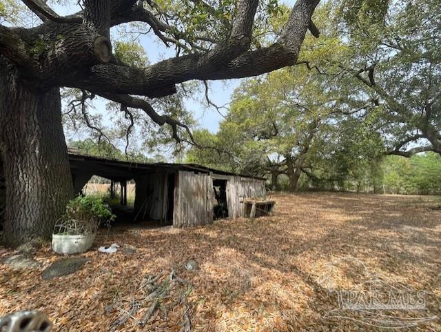 939 Avalon Blvd, Milton, FL 32583 - view of yard with an outbuilding