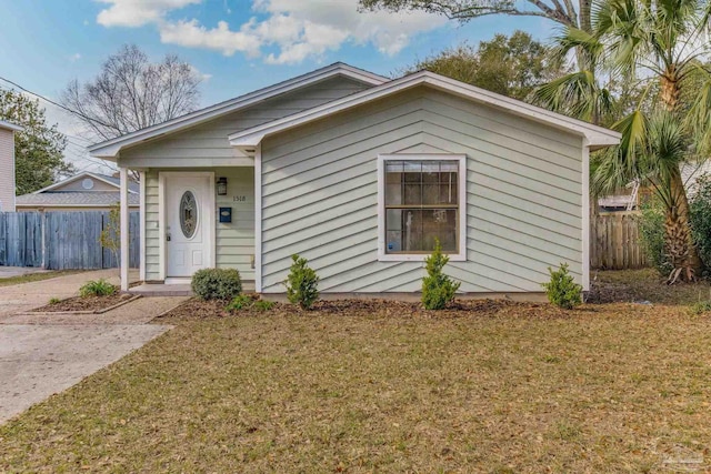 bungalow-style home featuring fence and a front lawn