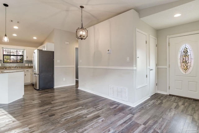 entryway featuring a chandelier, recessed lighting, visible vents, baseboards, and dark wood-style floors