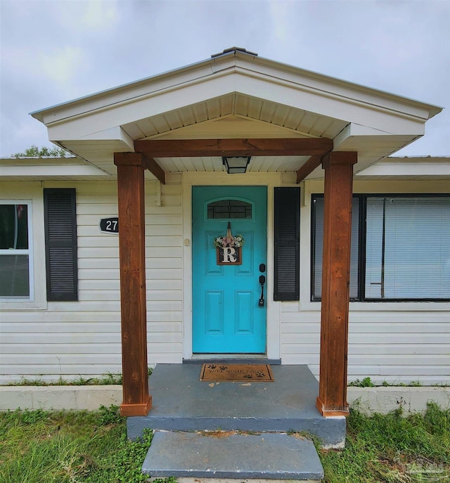 property entrance with covered porch