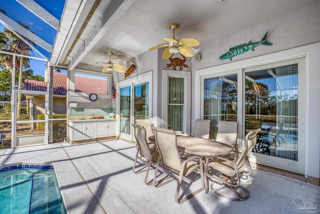 sunroom with ceiling fan