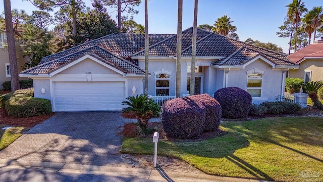 view of front facade featuring a front yard and a garage