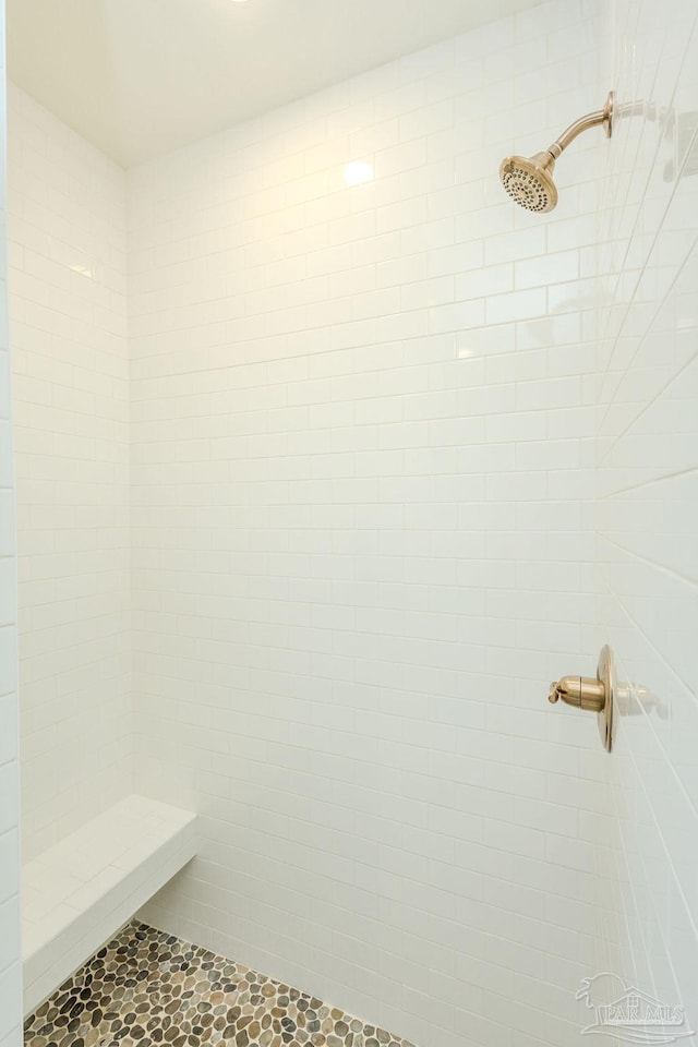 bathroom featuring a tile shower