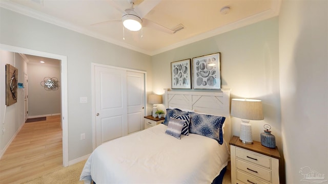 bedroom featuring a closet, ornamental molding, and ceiling fan