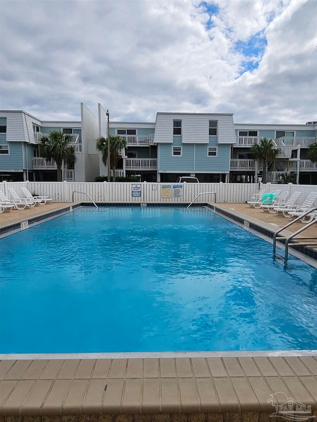 view of swimming pool