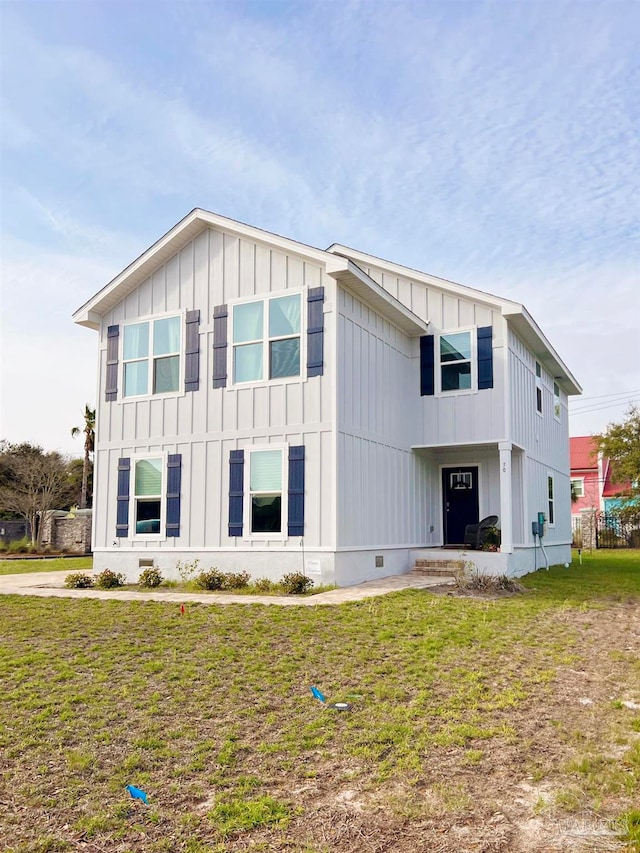 view of front of home featuring a front yard