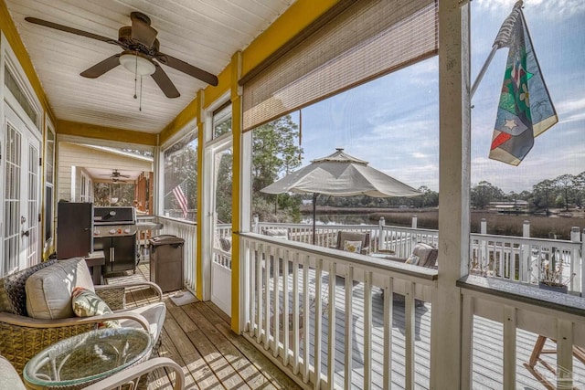 sunroom / solarium featuring ceiling fan