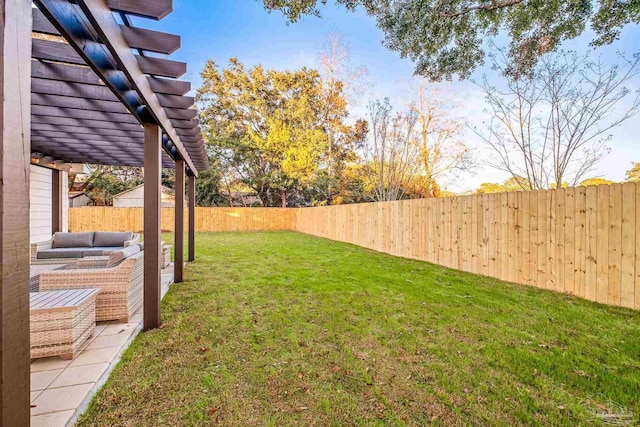 view of yard with outdoor lounge area