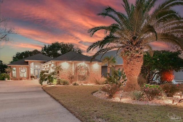 view of front of property featuring a lawn