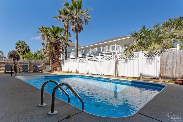 view of swimming pool