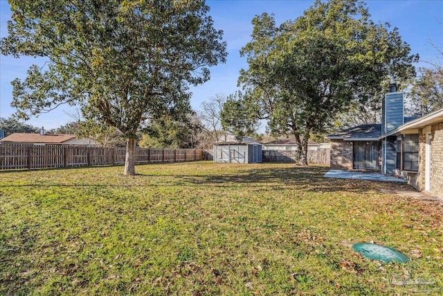 view of yard featuring a shed