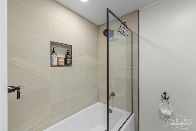 bathroom with enclosed tub / shower combo