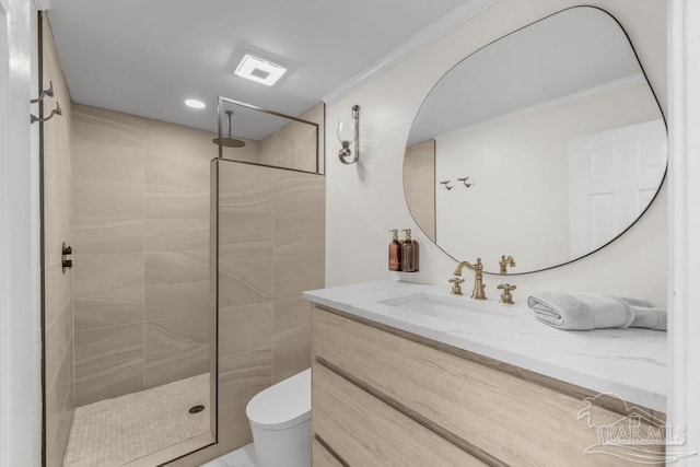 bathroom featuring a tile shower, crown molding, and toilet