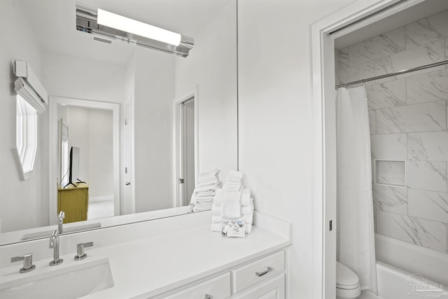 full bathroom featuring shower / bath combo with shower curtain, toilet, and vanity