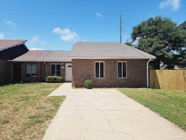 ranch-style home featuring a front lawn