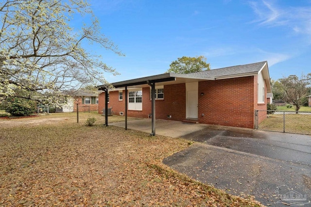 view of front of home featuring crawl space, brick siding, a front yard, and fence