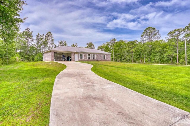 ranch-style home featuring a front lawn