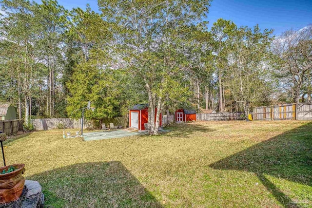 view of yard with a storage unit