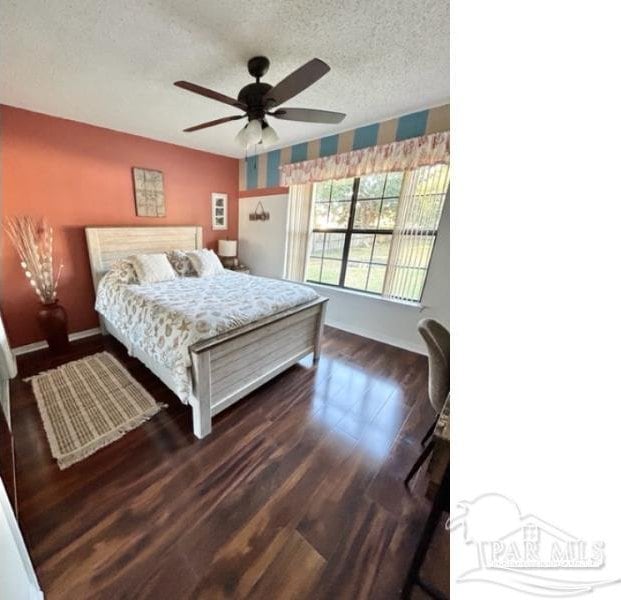 bedroom featuring a textured ceiling, ceiling fan, and hardwood / wood-style floors