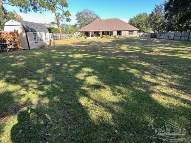 view of yard featuring a storage shed