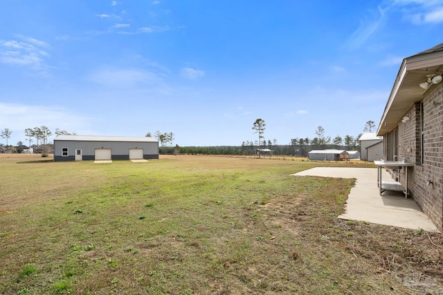 view of yard with an outdoor structure