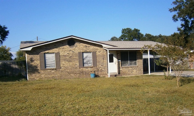 view of front facade featuring a front lawn