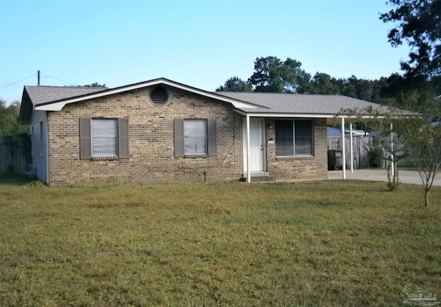 ranch-style home featuring a front lawn