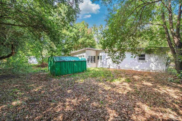 view of yard with a shed