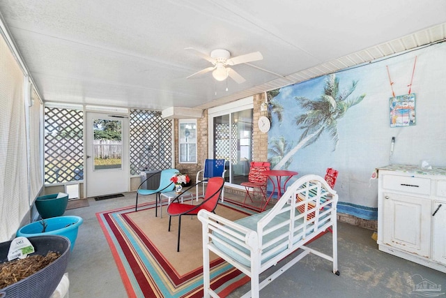 sunroom with ceiling fan