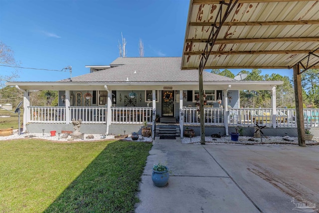 farmhouse inspired home with a front yard and covered porch