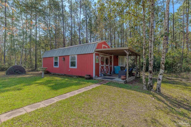 view of outdoor structure with an outbuilding