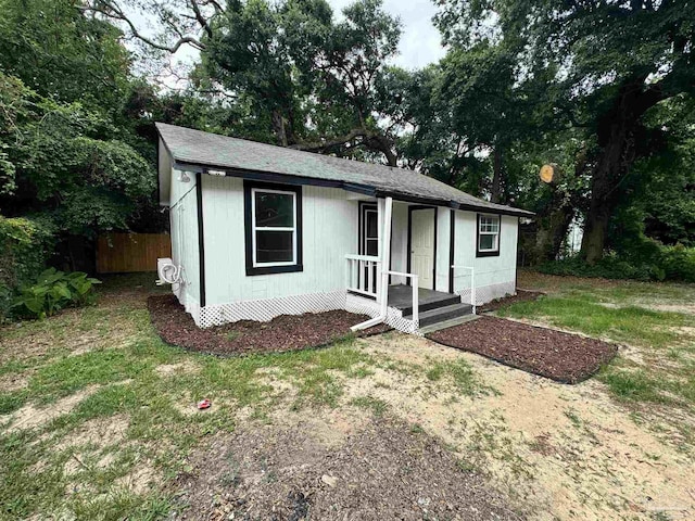 view of front of home featuring a front yard and fence