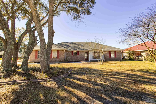 single story home featuring a front lawn