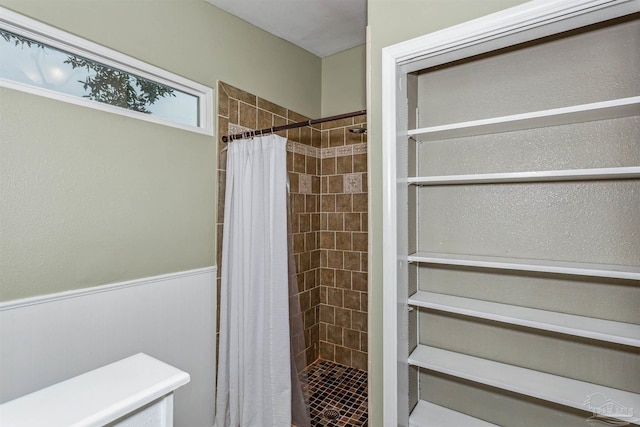 bathroom with curtained shower