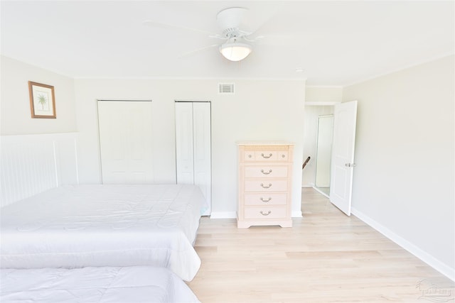 bedroom with ceiling fan, crown molding, and light hardwood / wood-style floors