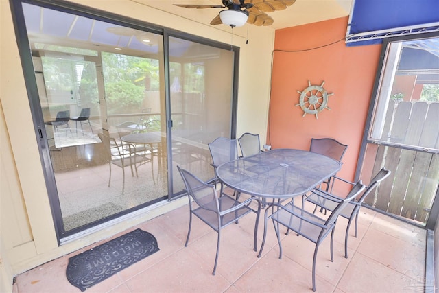 sunroom with ceiling fan