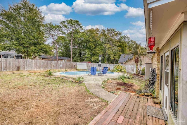 view of yard featuring a fenced in pool