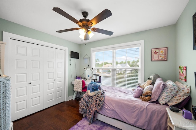 bedroom with dark hardwood / wood-style flooring, ceiling fan, and a closet