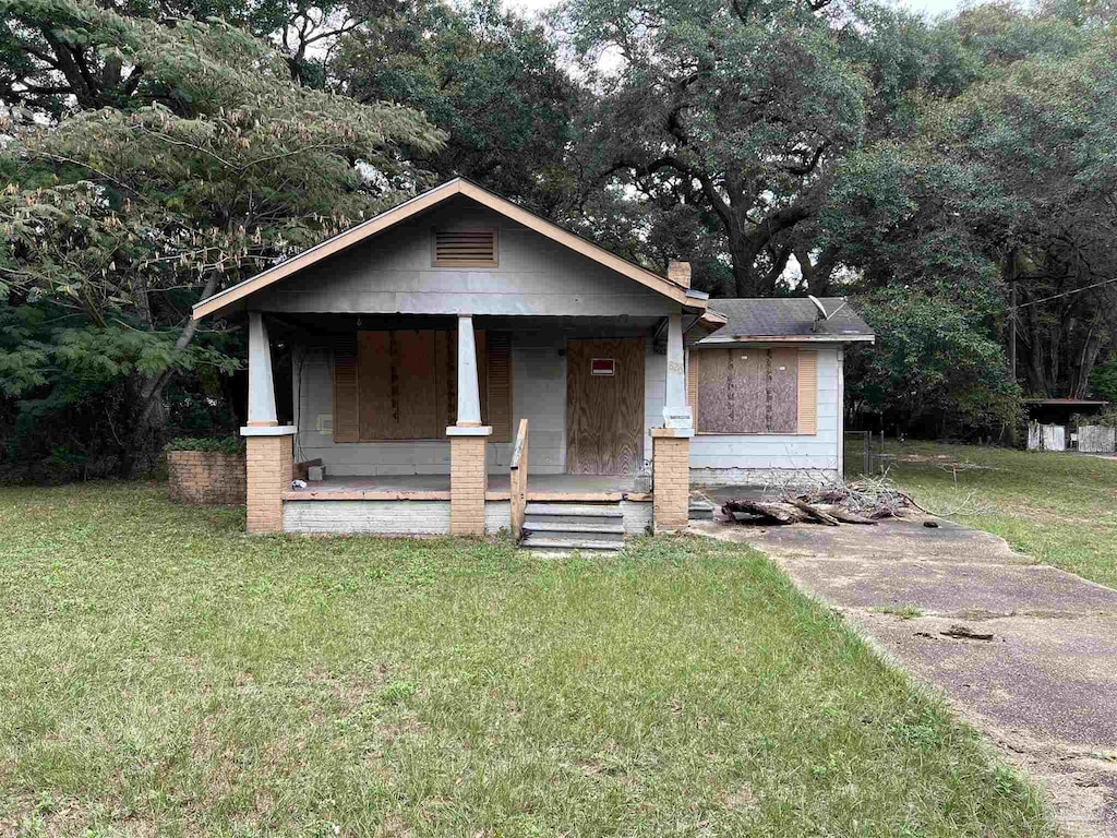 view of front facade featuring a porch and a front yard