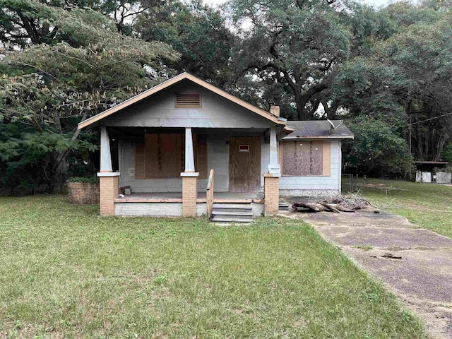 view of front facade featuring a porch and a front yard