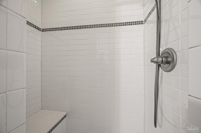 full bathroom featuring a tile shower