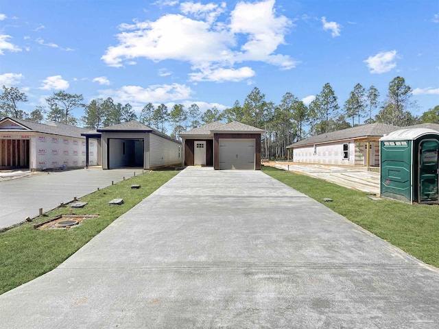 view of front of home featuring an outbuilding and a front yard