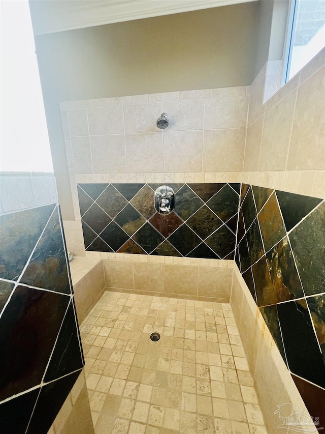 bathroom featuring a tile shower