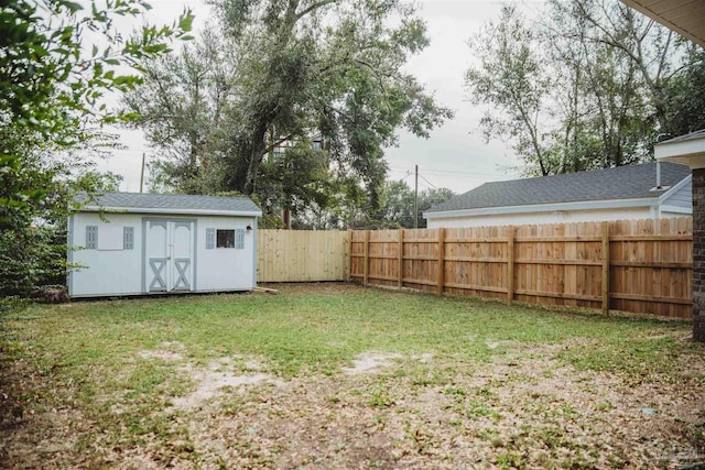 view of yard featuring a storage shed