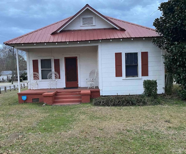 view of front of house featuring a front yard and a porch