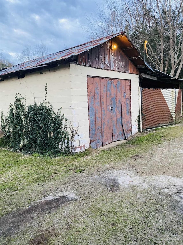 view of outdoor structure featuring an outbuilding and a garage