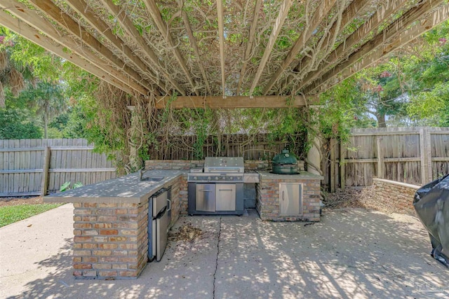334 Andrew Jackson Trl, Gulf Breeze, FL 32561 - fenced backyard featuring a patio area and a sink